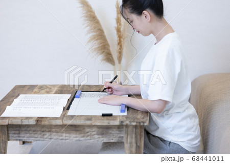 自宅で写経をする若い女性 68441011