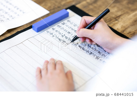 自宅で写経をする若い女性 自宅で写経をする若い女性 68441015