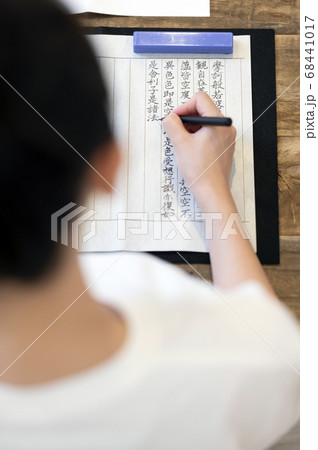 自宅で写経をする若い女性 68441017