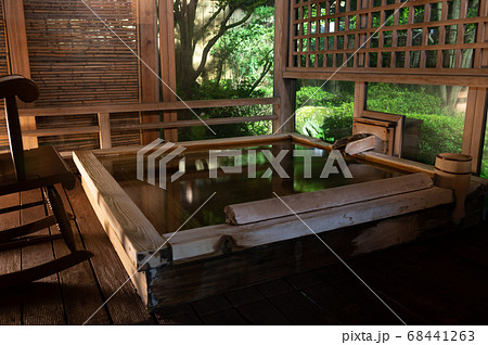 こんこんと湧き出る温泉と湯船 露天風呂 こんこんと湧き出る温泉と湯船 露天風呂 68441263