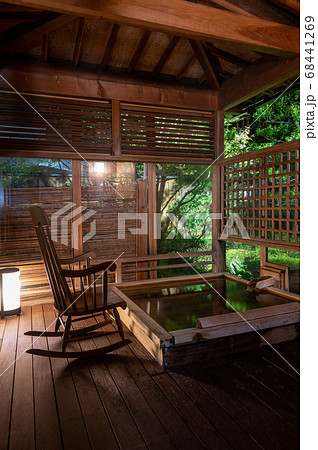 こんこんと湧き出る温泉と湯船　露天風呂 68441269