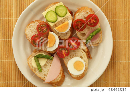 顔のある可愛いサンドイッチの写真素材
