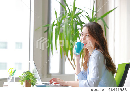 コーヒーを飲むテレワークの女性 68441988