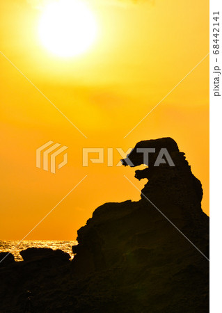 男鹿半島ゴジラ岩と海と夕陽 68442141