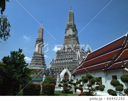 タイ暁の寺ワットアルンの仏塔と建物の写真素材 68442192 Pixta