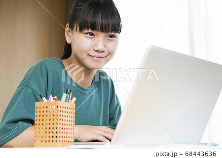 オンライン授業 女の子 中学生 オンライン授業 女の子 中学生 68443636