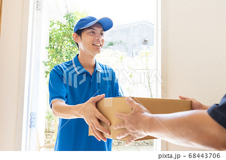 荷物を届ける宅配便の男性ドライバー 荷物を届ける宅配便の男性ドライバー 68443706