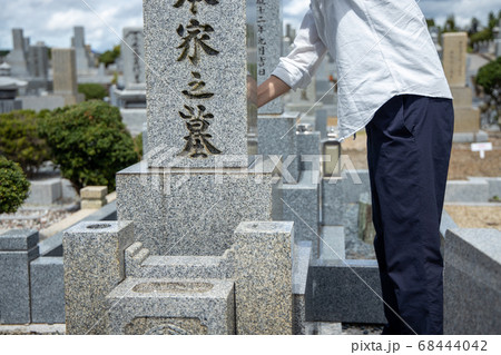 墓参りに来てお墓の掃除をしている男性 68444042