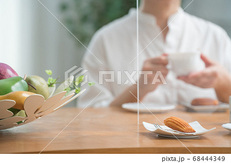 飲食ソーシャルディスタンスの距離感/ビジネス 68444349