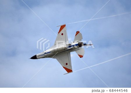 旋回飛行するF-2 68444546