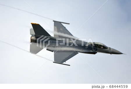 旋回飛行するF-16 旋回飛行するF-16 68444559