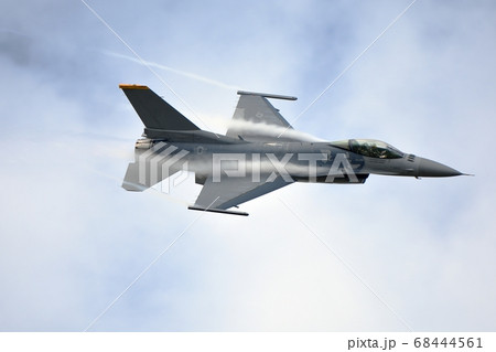 旋回飛行するF-16 68444561