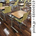 教室の机と椅子 68444919