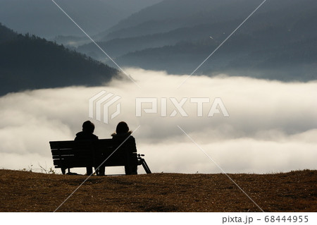 恋人と天空 68444955