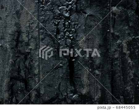 黒くペイントされた古い壁 黒くペイントされた古い壁 68445055