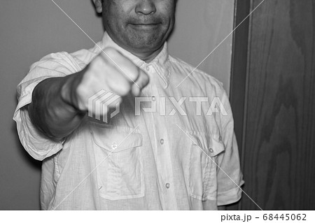 自粛を迫る人　　　人間社会 68445062
