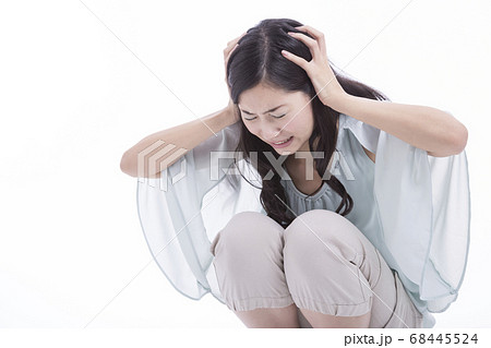 頭を抱える女性 頭を抱える女性 68445524