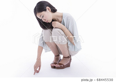 いじける女性 いじける女性 68445530