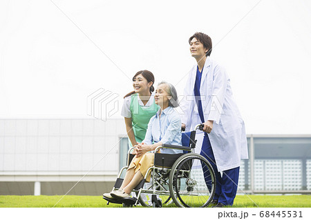 車椅子の高齢者と医師と看護師 68445531
