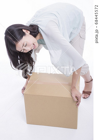 重い荷物を持つ女性 重い荷物を持つ女性 68445572
