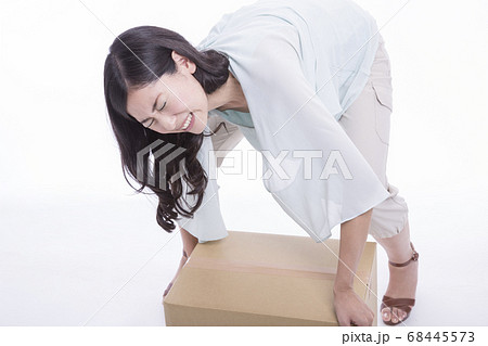 重い荷物を持つ女性 重い荷物を持つ女性 68445573