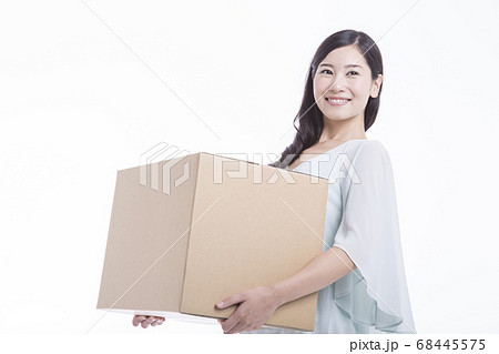 荷物を持つ女性の写真素材