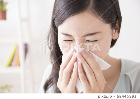 鼻をかむ女性 68445593