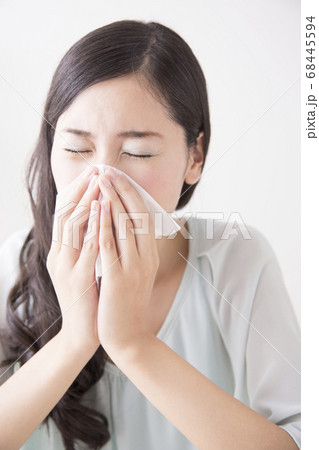 鼻をかむ女性 68445594