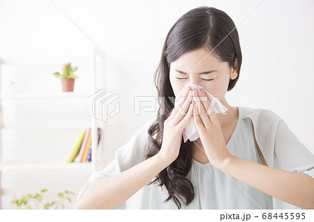 鼻をかむ女性 68445595