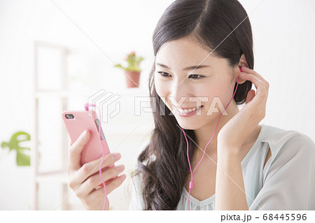 音楽を聴く女性 68445596