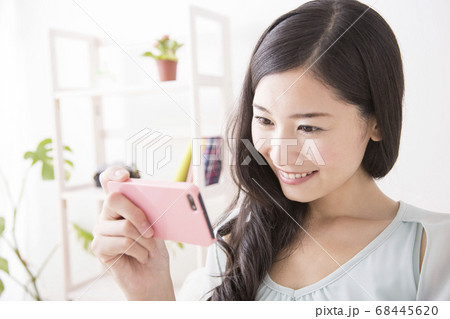スマホを見る女性 スマホを見る女性 68445620