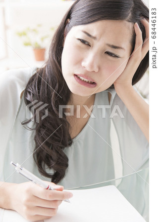 勉強に悩む女性 68446183