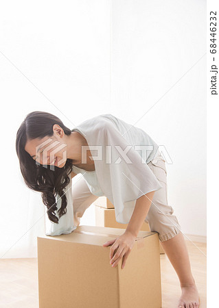 重い荷物を運ぶ女性 重い荷物を運ぶ女性 68446232