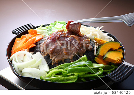 調理中のジンギスカン（みそ） 68446429