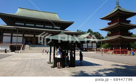 夏の青空に映える神社 68447796