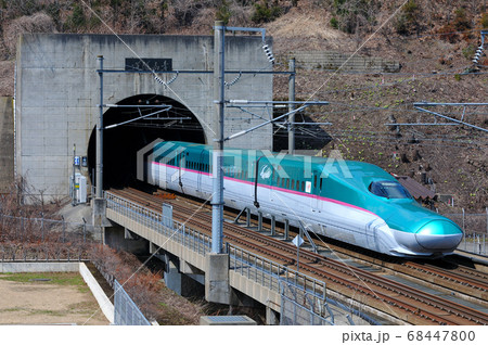 青函トンネルから飛び出すE5系新幹線 68447800