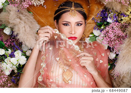 India Traditional costume Wedding bride dress onの写真素材 [68449087] - PIXTA