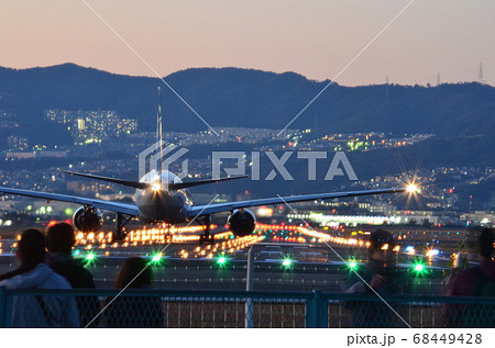 伊丹空港を離陸する飛行機【日本：大阪/兵庫】 68449428