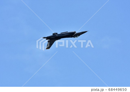 岩国基地の航空祭で展示飛行するアメリカ空軍のF-16戦闘機 68449650