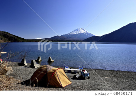 富士山の見える湖畔でキャンプ(撮影地：本栖湖) 68450171