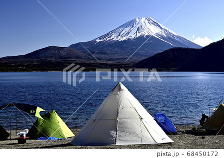富士山の見える湖畔でキャンプ(撮影地：本栖湖) 68450172