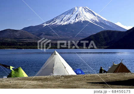富士山の見える湖畔でキャンプ(撮影地：本栖湖) 68450175