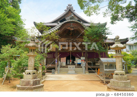 【四国八十八ヶ所】第五十八番　仙遊寺　梅雨晴れの本堂2　愛媛県今治市 68450360