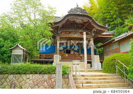 【四国八十八ヶ所】第五十七番　栄福寺　梅雨空の本堂　愛媛県今治市 68450364