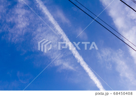 夕方の青空と飛行機雲と電線	 68450408