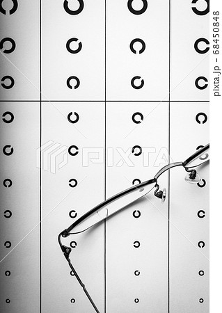 眼鏡と視力検査表 眼鏡と視力検査表 68450848