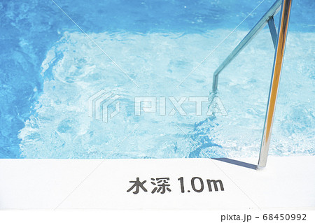夏のプールのの階段 68450992