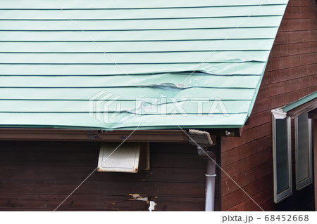 強風被害を受けた建物やハウス 68452668