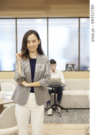 カジュアルオフィスで働く女性 68452780