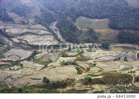 Beautiful terraced rice field in water pulling 68453000